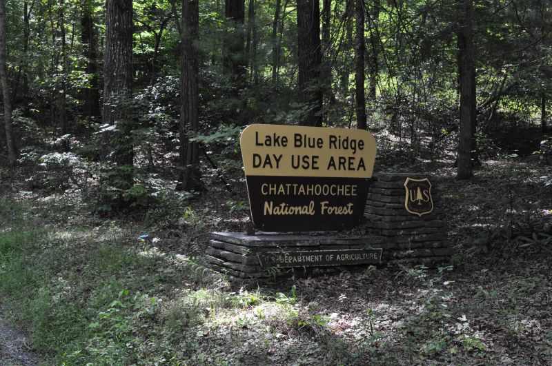 Lake Blue Ridge hiking trail in the Blue Ridge mountains of North Georgia